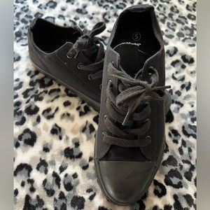 Black Airwalks men’s size 5 = women’s size 7